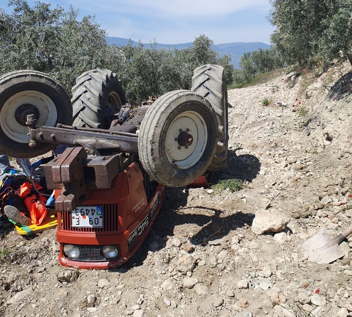 DEVRİLEN TRAKTÖRÜN ALTINDAN YARDIM İSTEDİ