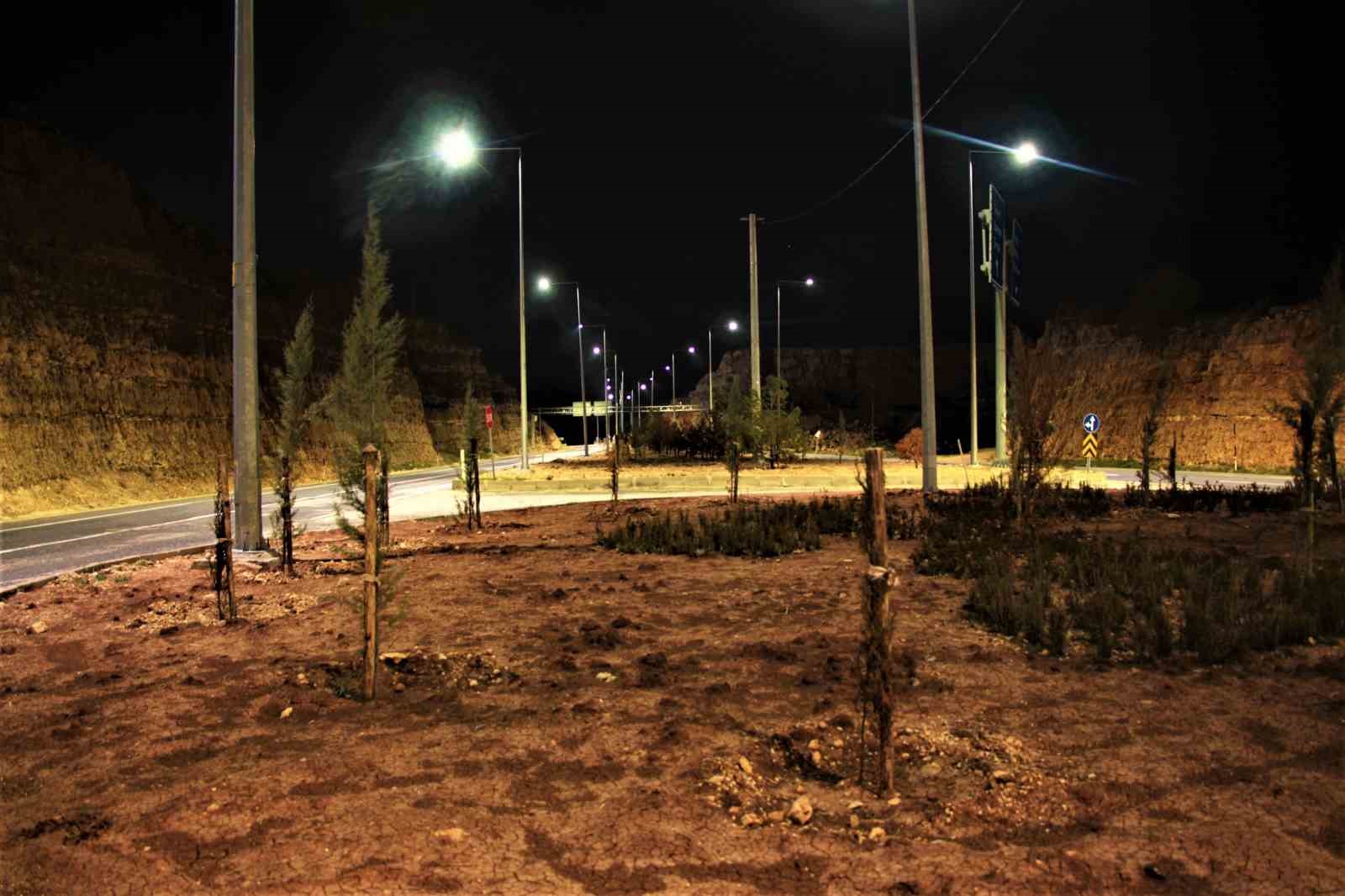 ŞEBEKE ALTYAPISINI YENİLEYEREK GÜÇLENDİREN DİCLE ELEKTRİK, KENT MERKEZİ İLE KÖYLERİN