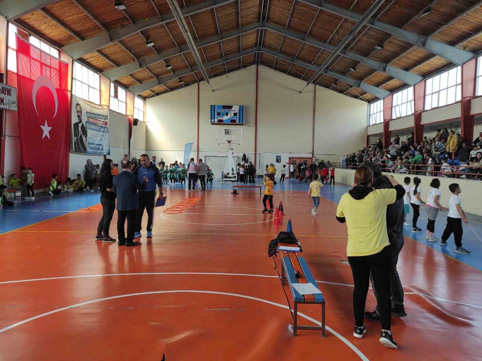 İZMİR’İN DİKİLİ İLÇESİNDE, MİLLİ EĞİTİM BAKANLIĞI'NA BAĞLI TÜM İLKOKULLARIN KATILDIĞI