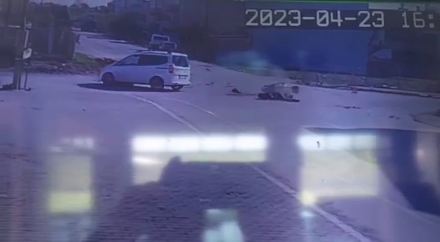Dikkatsizlik anları kameraya yansıdı BALIKESİR'DE DİKKATSİZ DAVRANAN SÜRÜCÜLER BOMBOŞ KAVŞAKTA ÇARPIŞTI. KAZA ANLARI GÜVENLİK
