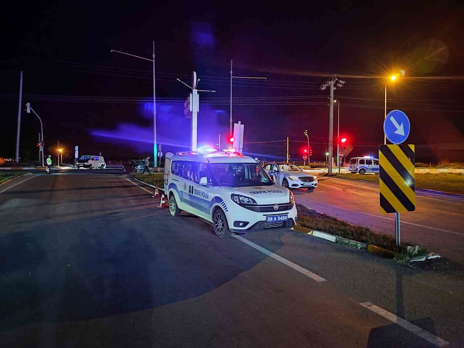 SİVAS’TA ÜNİVERSİTE KAVŞAĞINDA İKİ ARACIN KARIŞTIĞI KAZADA 5 KİŞİ YARALANDI.