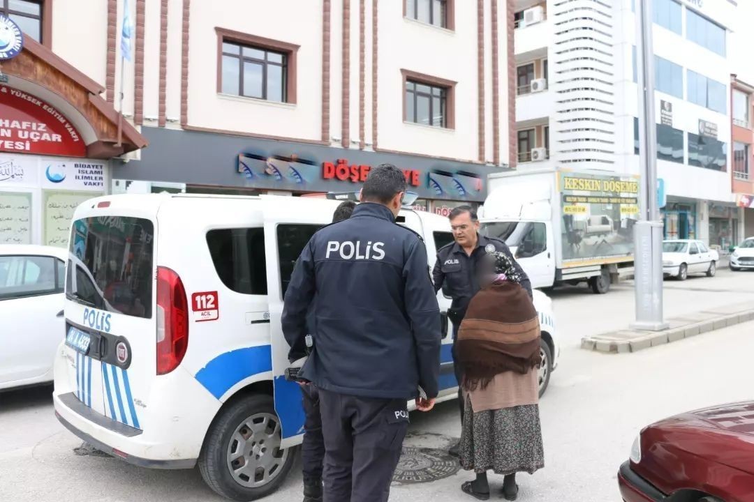 ERZİNCAN’DA DUYGU SÖMÜRÜSÜ YAPARAK VATANDAŞLARDAN PARA DİLENEN ŞAHISLARA GÖZ AÇTIRILMIYOR
