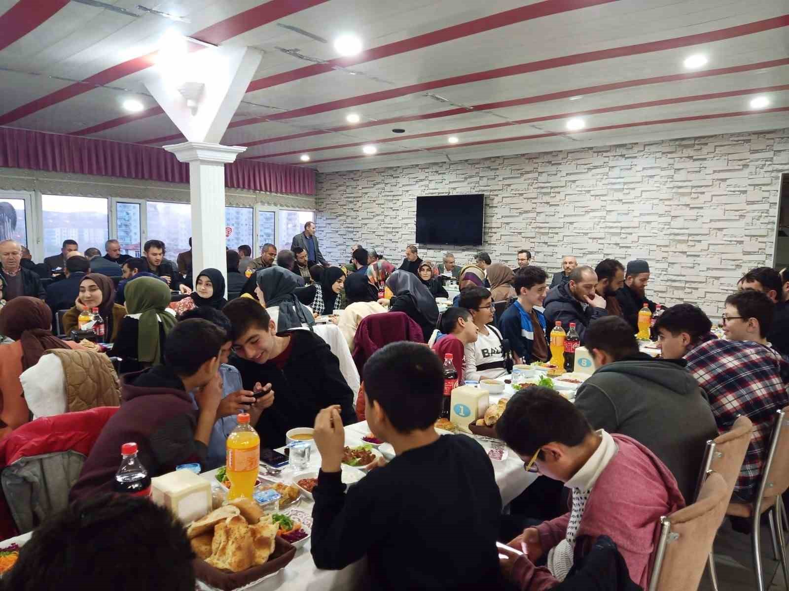 DİN GÖREVLİLERİ ÖĞRENCİLERLE İFTARDA BULUŞTU