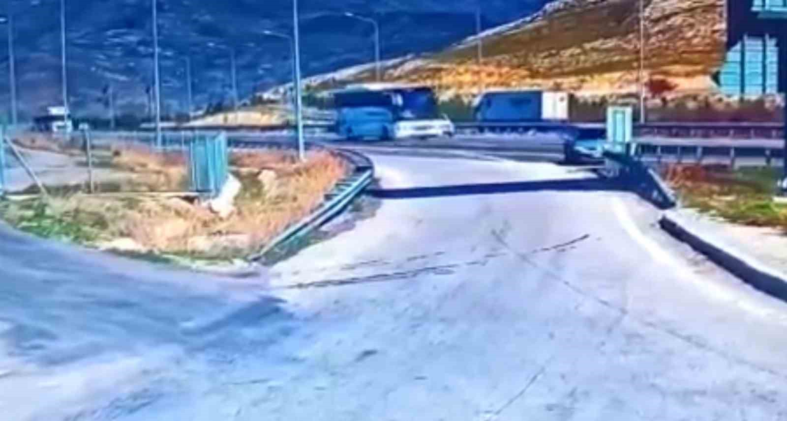 NİĞDE'DE BİR OTOMOBİLİN DİNLENME TESİSİNE GİRMEK İSTERKEN BARİYERE ÇARPMASI SONUCU