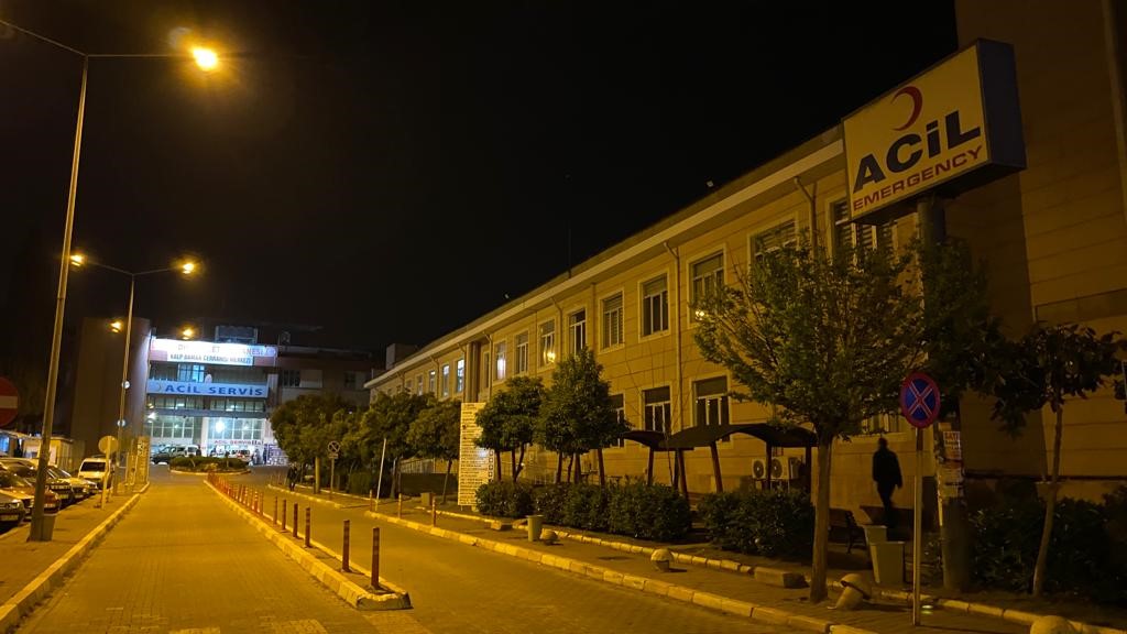 AYDIN'IN İNCİRLİOVA İLÇESİNDE MEYDANA GELEN TRAFİK KAZASINDA DİREĞE ÇARPAN MOTOSİKLET