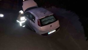 BANDIRMA’DA BİR OTOMOBİL DİREKSİYON HAKİMİYETİNİ KAYBETTİ YAĞMUR KANALINA DÜŞTÜ
