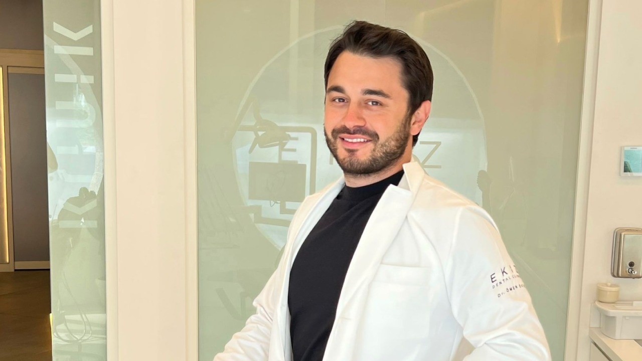 YAŞLANMA SÜRECİNİN GÜLÜŞÜ OLUMSUZ YÖNDE ETKİLEDİĞİNİ BELİRTEN DİŞ HEKİMİ ÖMER
