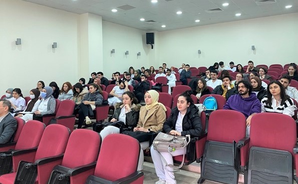 ZBEÜ DİŞ HEKİMLİĞİ FAKÜLTESİNDE SON SINIF ÖĞRENCİLERİNE ‘MUAYENEHANE YÖNETİMİ’ ANLATILDI.