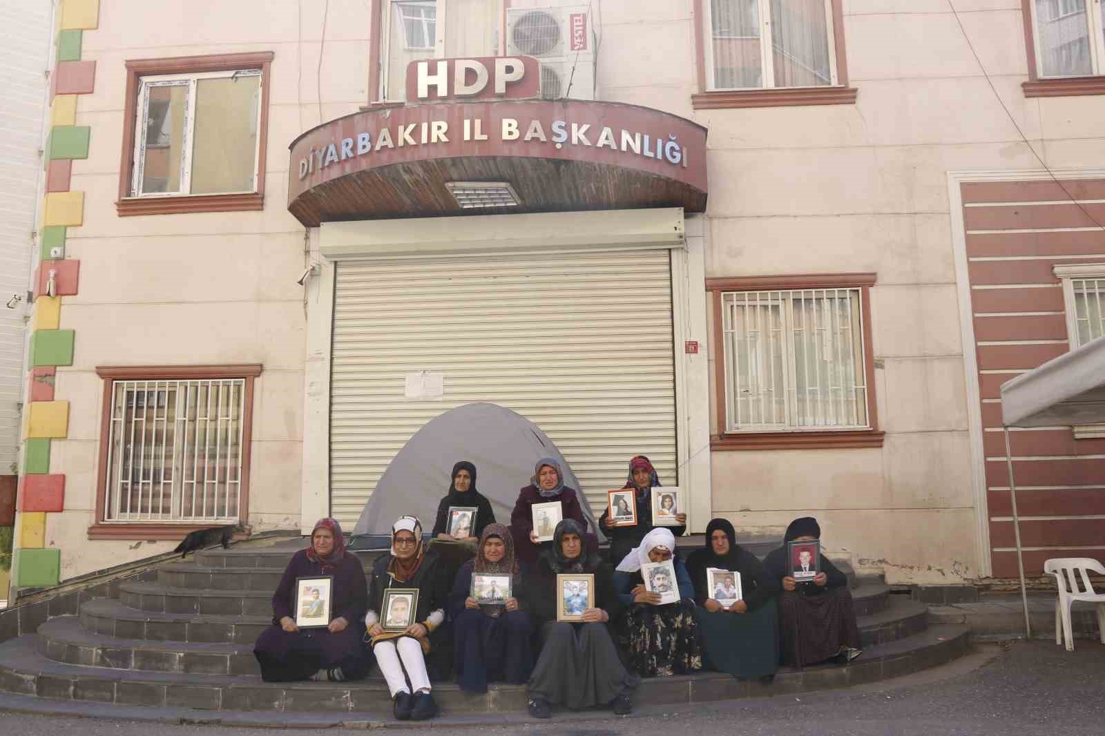 ÇOCUKLARININ TERÖR ÖRGÜTÜ PKK MENSUPLARINCA DAĞA KAÇIRILDIĞINI İLERİ SÜREN AİLELERİN