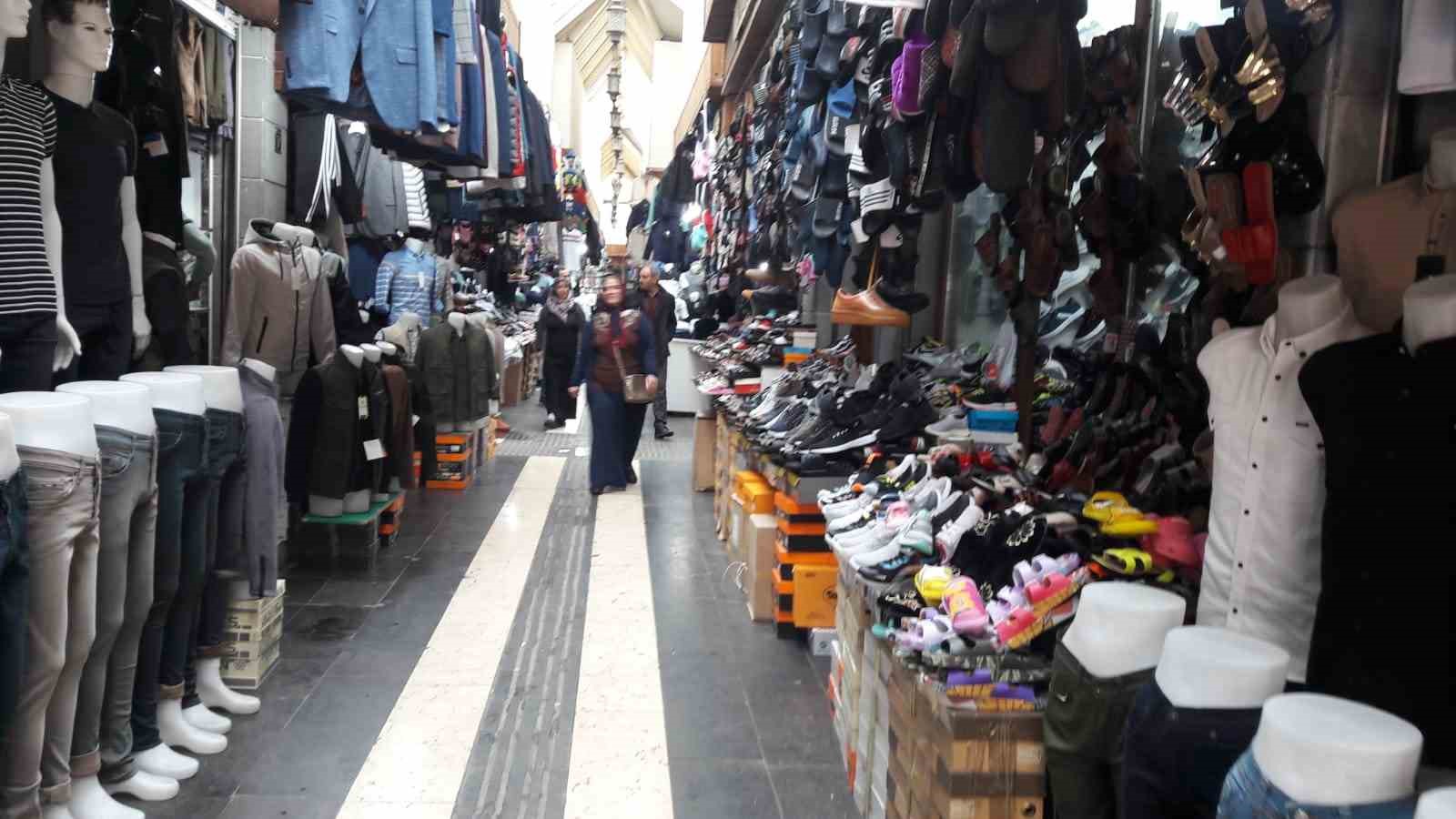 DİYARBAKIR’DA BAYRAMIN YAKLAŞMASIYLA BİRLİKTE ÇARŞI ESNAFINDA TELAŞ BAŞLADI.