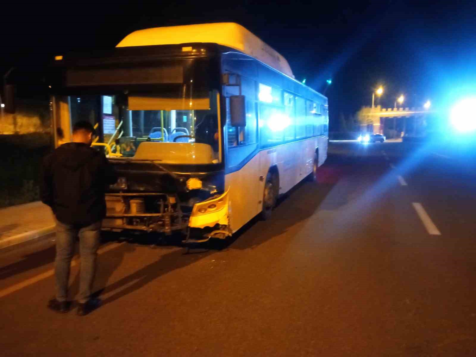 DİYARBAKIR’DA OTOMOBİL İLE BELEDİYE OTOBÜSÜNÜN ÇARPIŞTIĞI KAZADA 5 KİŞİ HAFİF