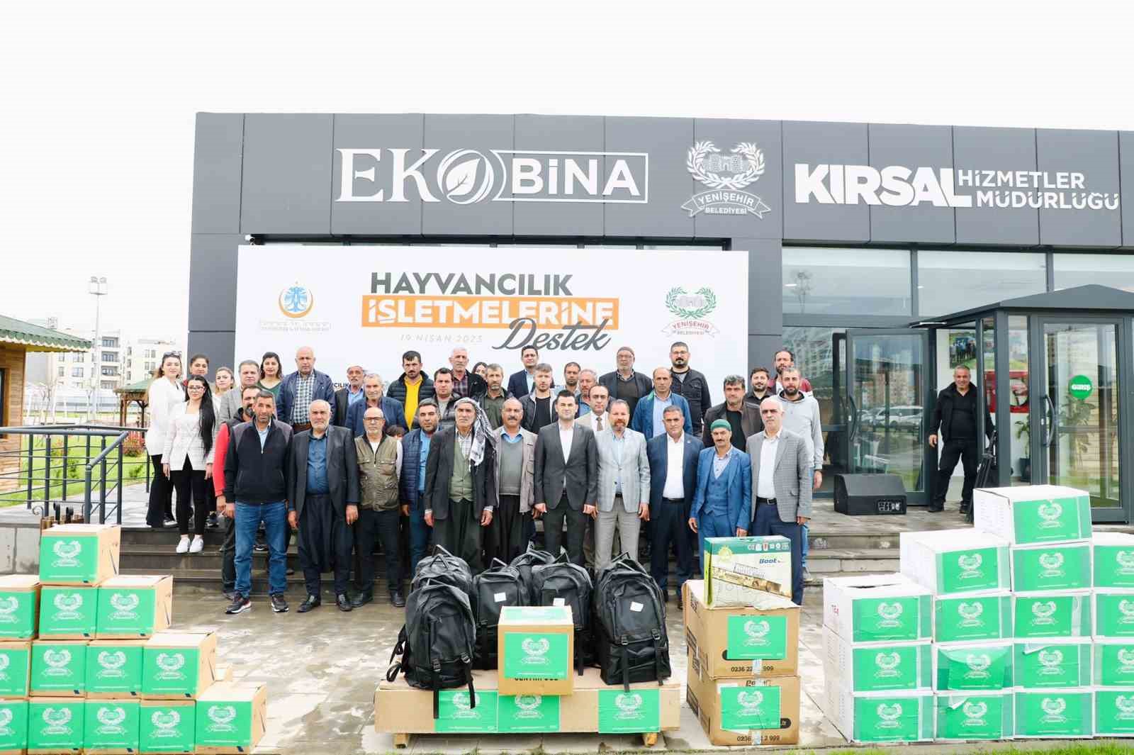 DİYARBAKIR YENİŞEHİR BELEDİYESİ, İLÇEDE TARIM VE HAYVANCILIKLA UĞRAŞANA ÜRETİCİLERE EKİPMAN