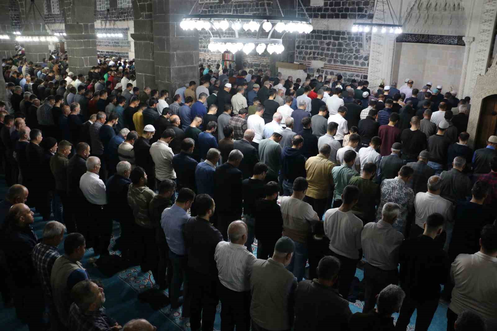 KUR'AN-I KERİM'İN İNDİRİLMEYE BAŞLANDIĞI VE ''BİN AYDAN HAYIRLI'' OLARAK KABUL