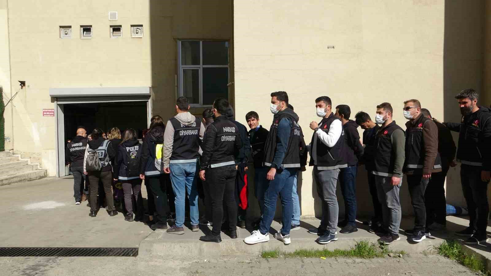 DİYARBAKIR'DA BAŞLATILAN "50. KÖKÜNÜ KURUTMA OPERASYONU" ÇERÇEVESİNDE YAKALANAN 215 ŞÜPHELİDEN
