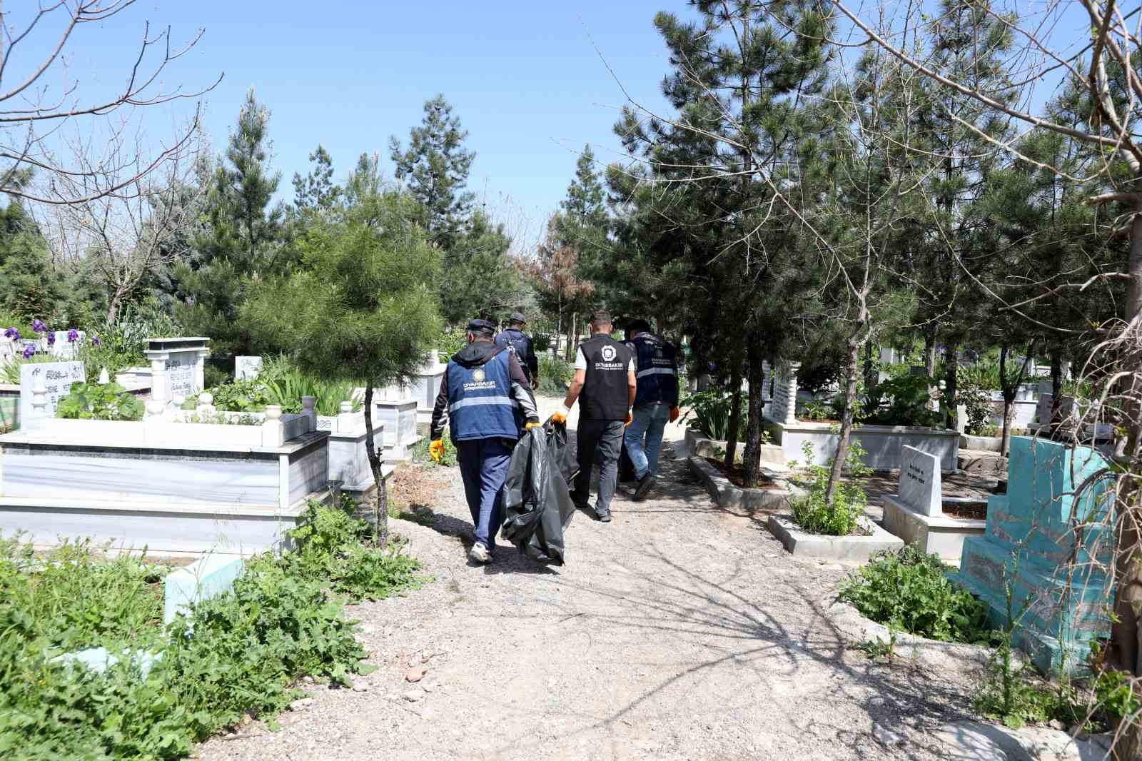 DİYARBAKIR BÜYÜKŞEHİR BELEDİYESİ, RAMAZAN BAYRAMI ÖNCESİNDE MEZARLIKLARDA TEMİZLİK VE BAKIM
