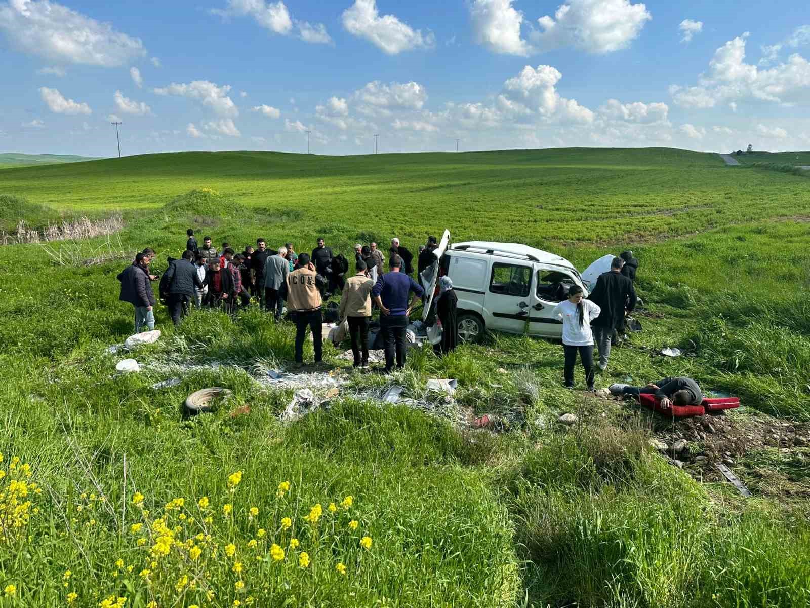 DİYARBAKIR'DA DİREKSİYON HAKİMİYETİNİ KAYBEDEN BİR OTOMOBİLİN SÜRÜCÜSÜ YOLDAN ÇIKARAK TARLAYA
