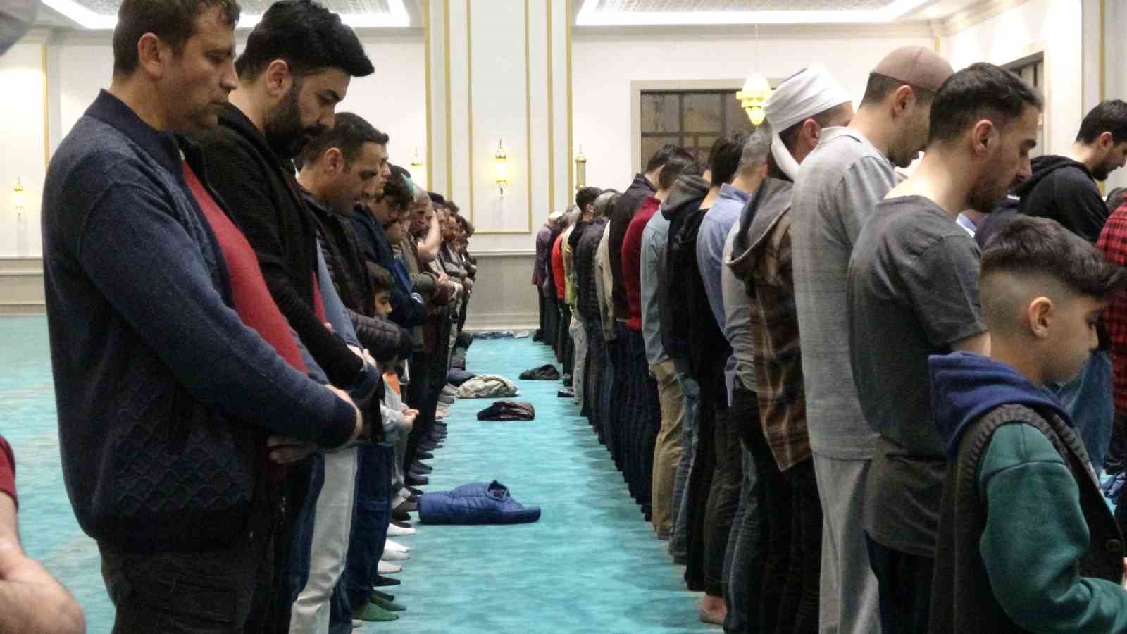DİYARBAKIRLILAR RAMAZANIN SON TERAVİH NAMAZINI KILMAK İÇİN BAŞTA ULU CAMİ