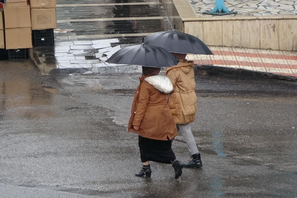 DİYARBAKIR’DA ETKİLİ OLAN SAĞANAK YAĞMUR YAĞIŞI VATANDAŞLARA ZOR ANLAR YAŞATIRKEN,