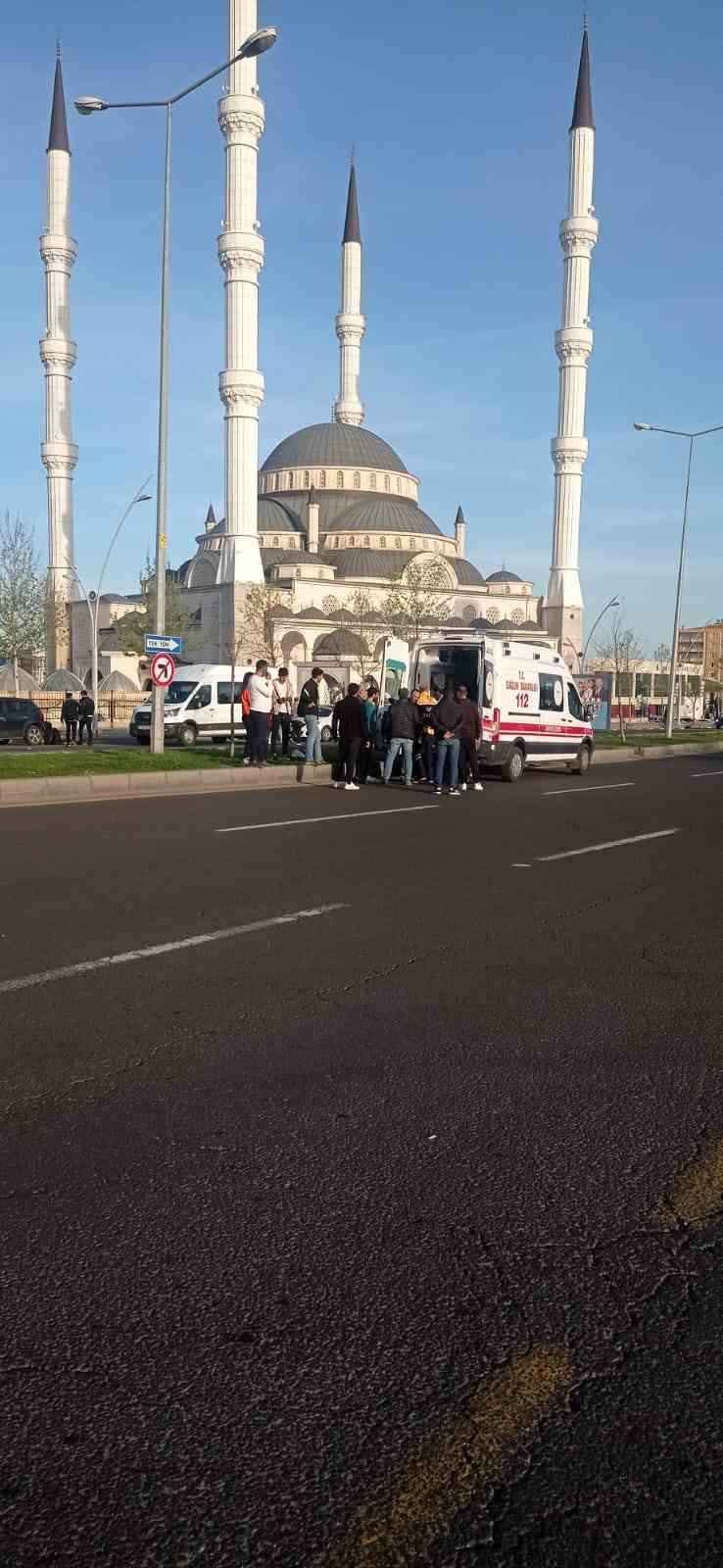DİYARBAKIR’IN KAYAPINAR İLÇESİNDE YOLUN KARŞISINA GEÇMEYE ÇALIŞAN YAYA ARABA ÇARPTI.