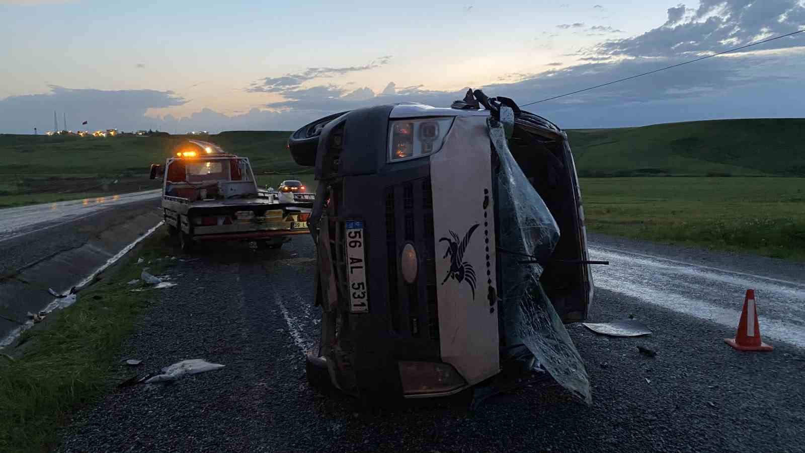 DİYARBAKIR’DA SİLVAN KARAYOLUNUN 25. KİLOMETRESİNDE DEVRİLEN YOLCU MİNİBÜSÜNDE 1’İ AĞIR,