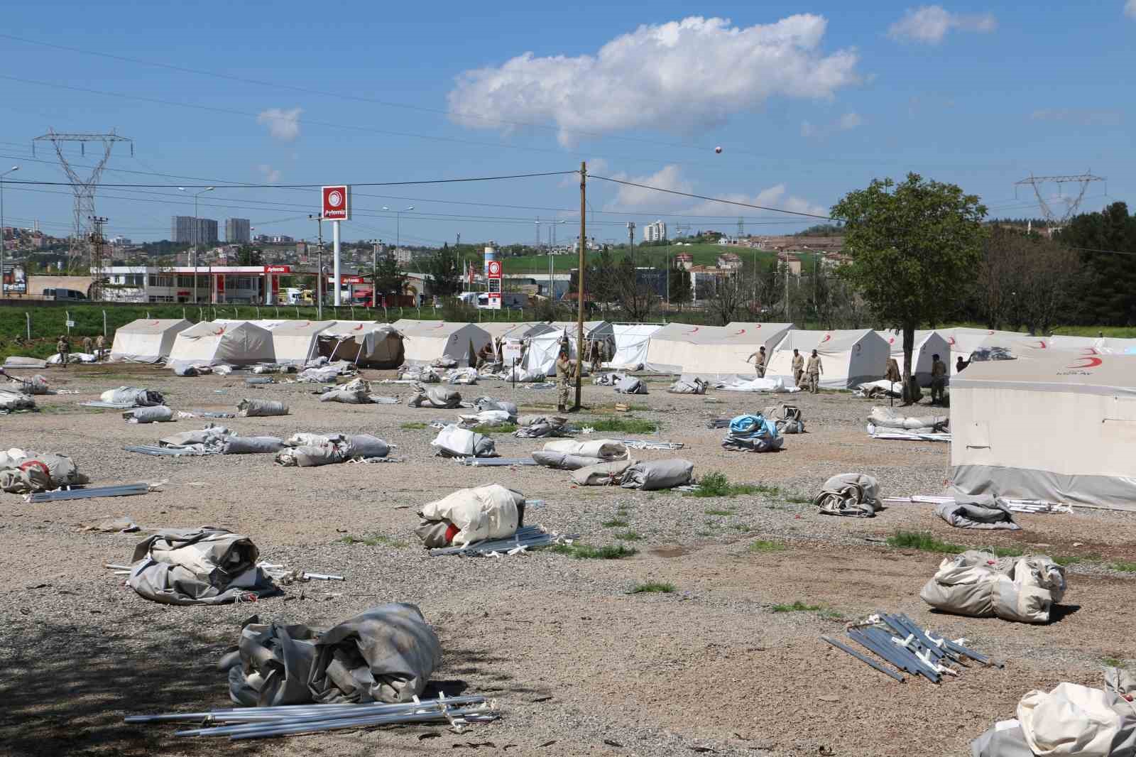 KAHRAMANMARAŞ MERKEZLİ DEPREMLERDEN SONRA DİYARBAKIR’IN YENİŞEHİR İLÇESİNDE KURULAN BİN 942