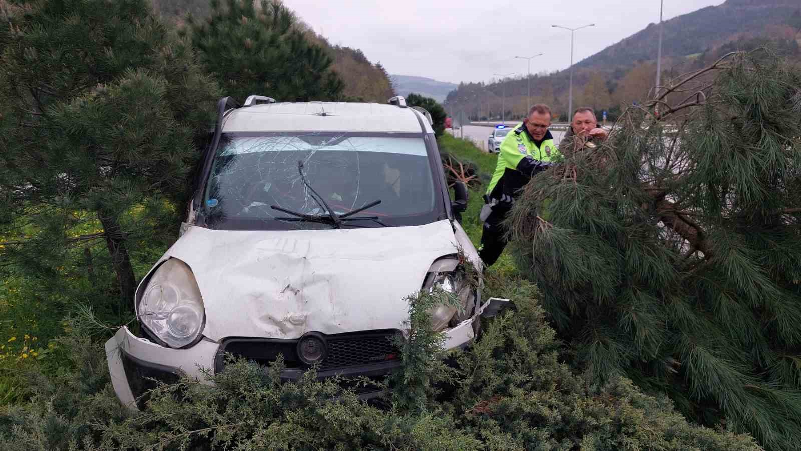 SAMSUN'DA YOLDAN ÇIKAN HAFİF TİCARİ ARAÇTAKİ 2 KİŞİ YARALANDI