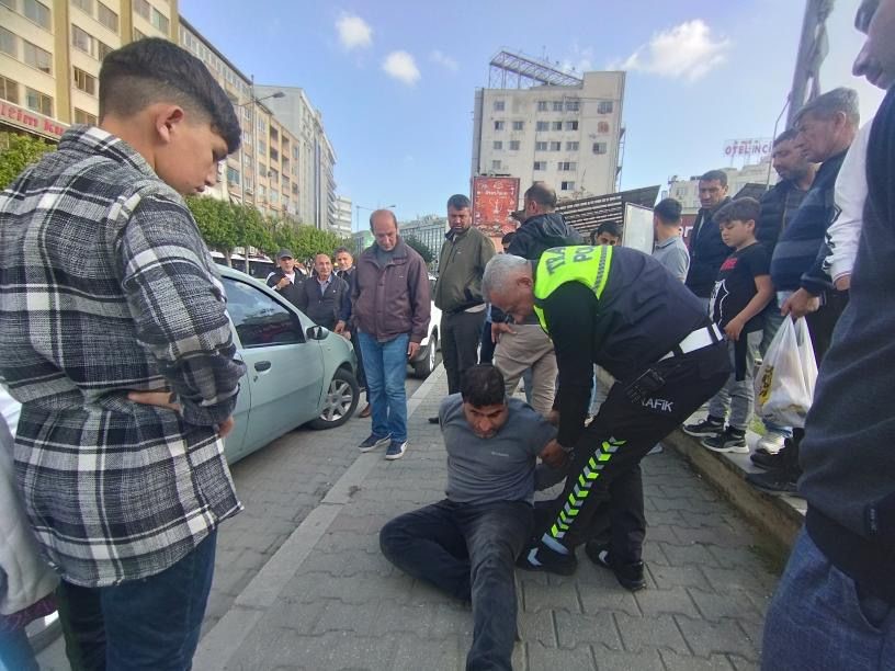 ADANA’DA POLİSİ GÖRÜNCE DOLMUŞTAN KAÇAN BİR KİŞİ TRAFİK POLİSİ TARAFINDAN