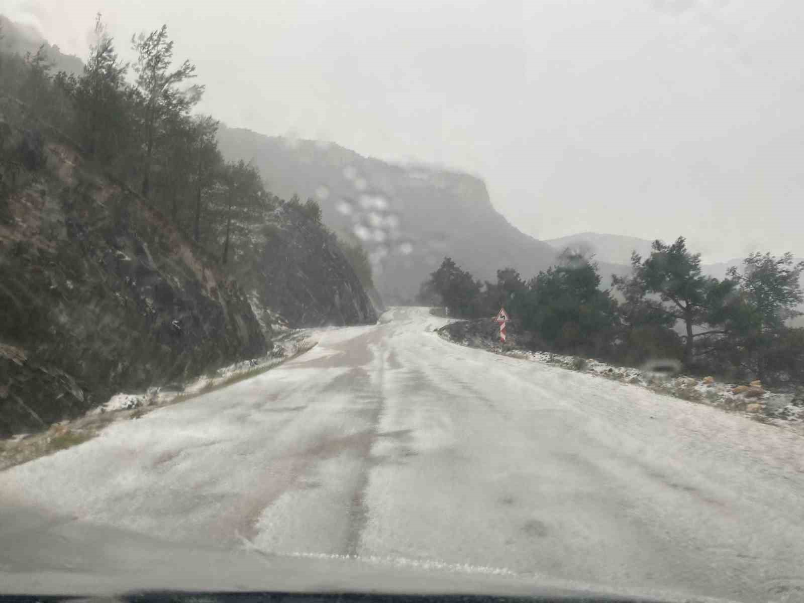 ARAÇLA YOLCULUK EDENLER DOLUDAN BEYAZA BÜRÜNEN KÖYLER ARASI BAĞLANTI YOLUNUN