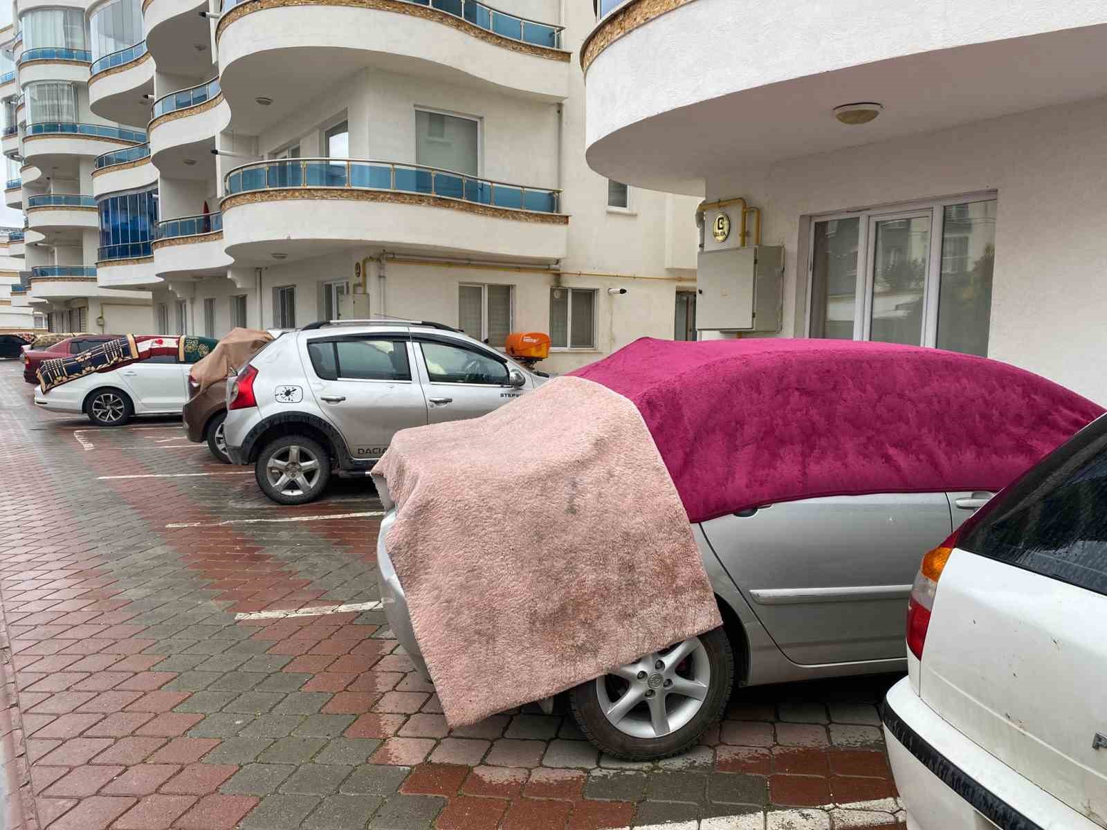 KASTAMONU’DA SÜRÜCÜLER ARAÇLARINI DOLU YAĞIŞINA KARŞI BATTANİYE VE YORGANLARLA KORUMAYA