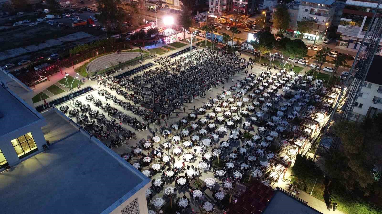 DÖŞEMEALTI BELEDİYESİ’NİN KENT MEYDANINDA DÜZENLEDİĞİ İFTAR SOFRASINDA 5 BİN KİŞİ