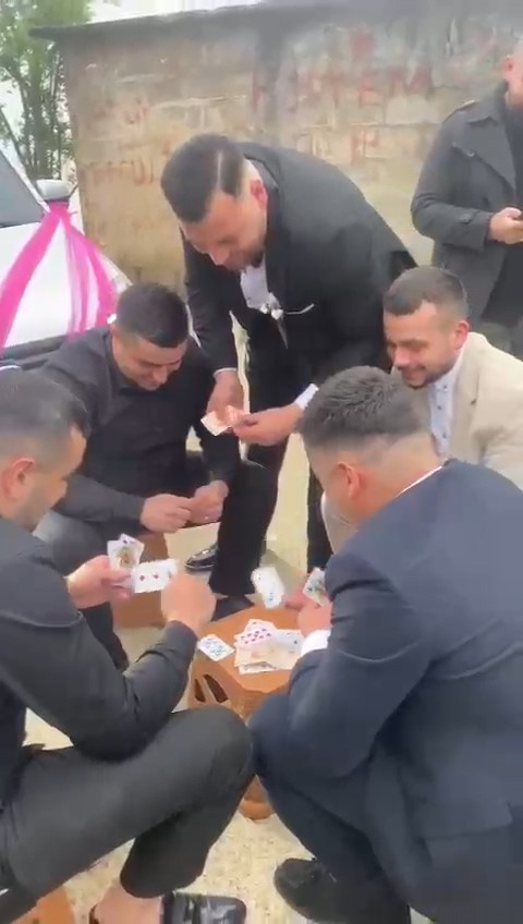 RİZE’DE 4 ARKADAŞ DÜĞÜN KONVOYUNUN ÖNÜNÜ KESEREK KART OYNAYIP DAMATTAN