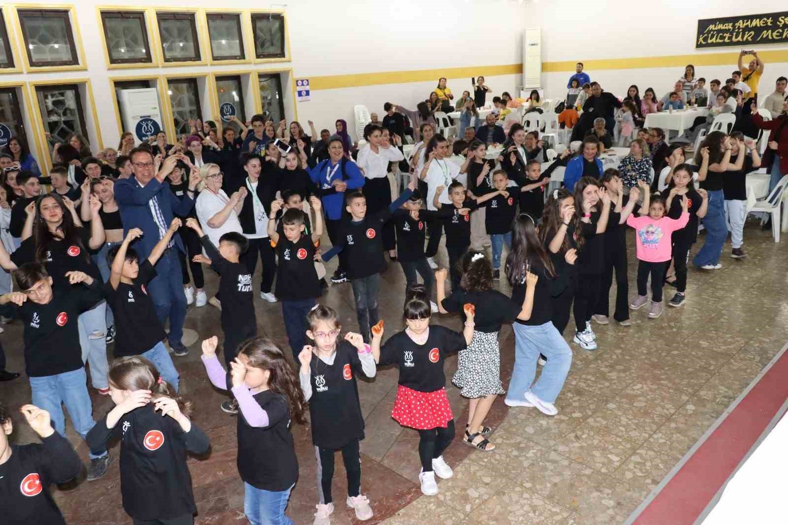 DÜNYA ÇOCUKLARI BU KEZ DEPREMZEDELER İÇİN BULUŞTU