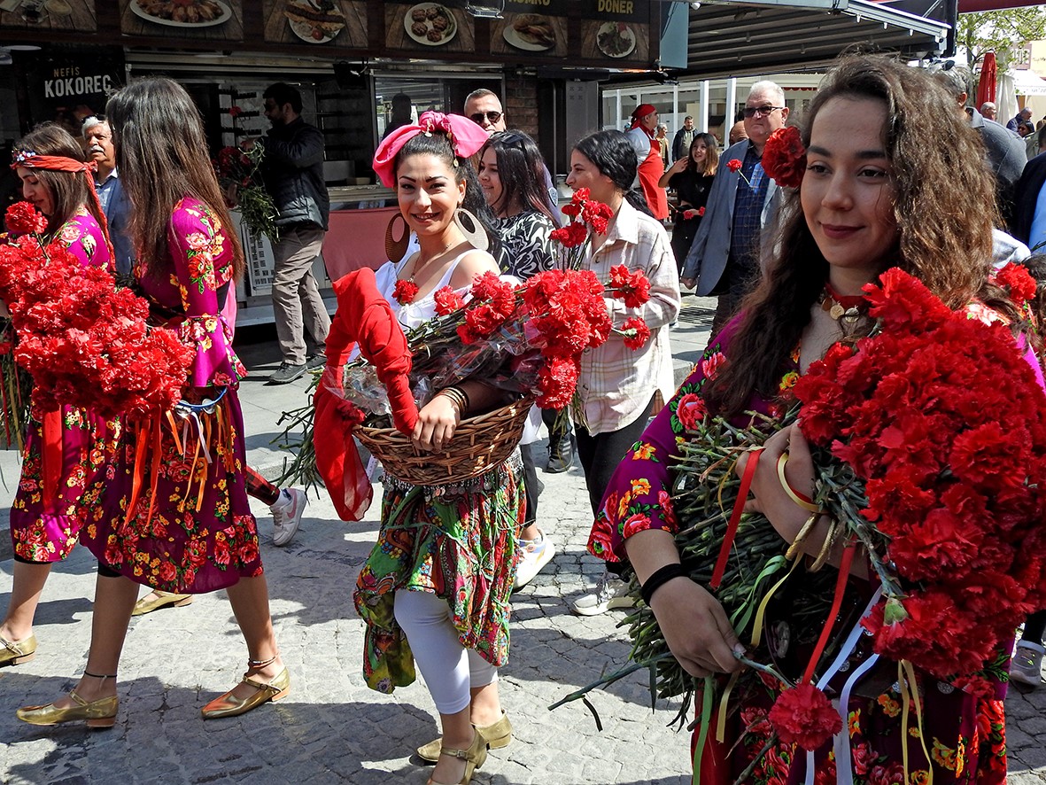 8 NİSAN DÜNYA ROMANLAR GÜNÜ, İZMİR'İN ÇEŞME İLÇESİNDE GERÇEKLEŞTİRİLEN YÜRÜYÜŞLE