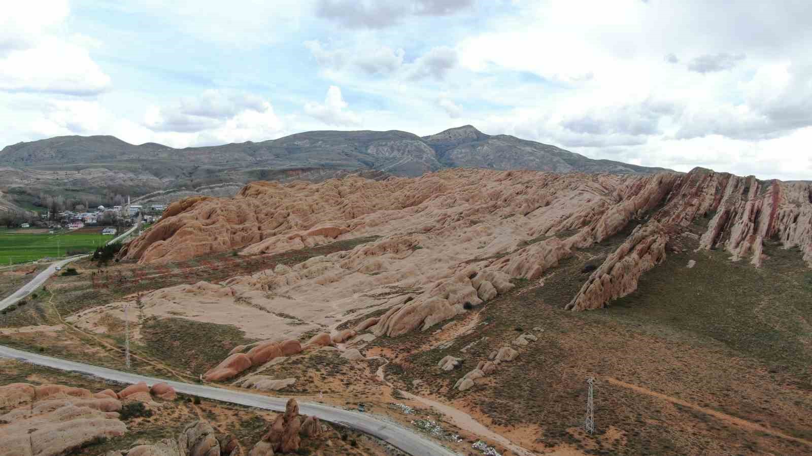 SİVAS'TA BULUNAN VE “DÜNYADAKİ MARS” OLARAK ADLANDIRILAN EĞRİBUCAK KAYALIKLARI, DİKİLEN
