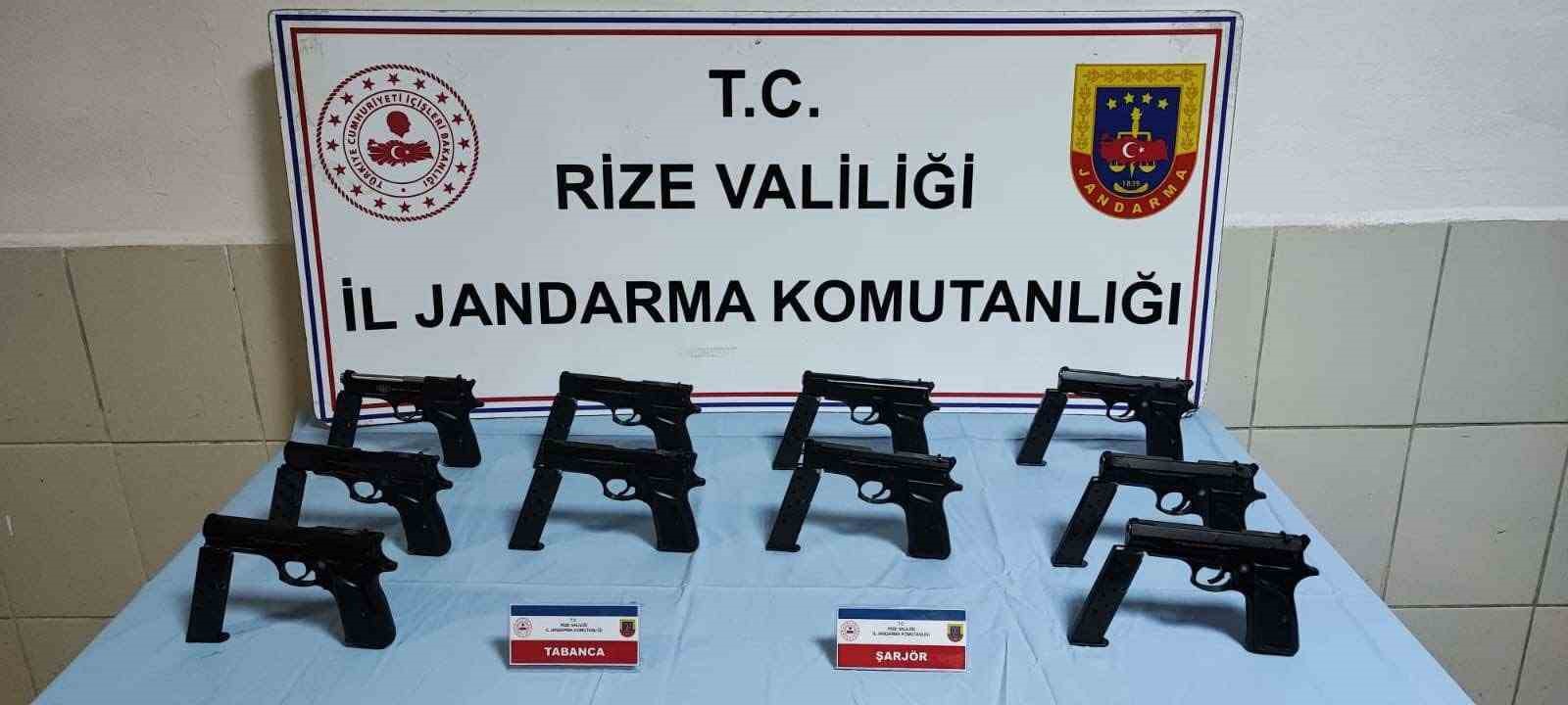 RİZE’DE DURDURULAN YOLCU OTOBÜSÜNDE YAPILAN ARAMADA RUHSATSIZ TABANCA ELE GEÇİRİLİRKEN