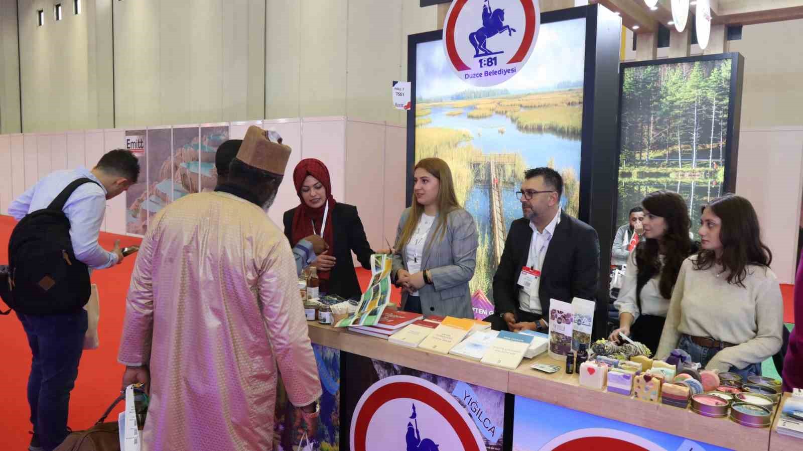 DÜZCE BELEDİYESİ YERLİ VE YABANCI TURİSTLERE KENTİ TANITMAK ÜZERE STANT
