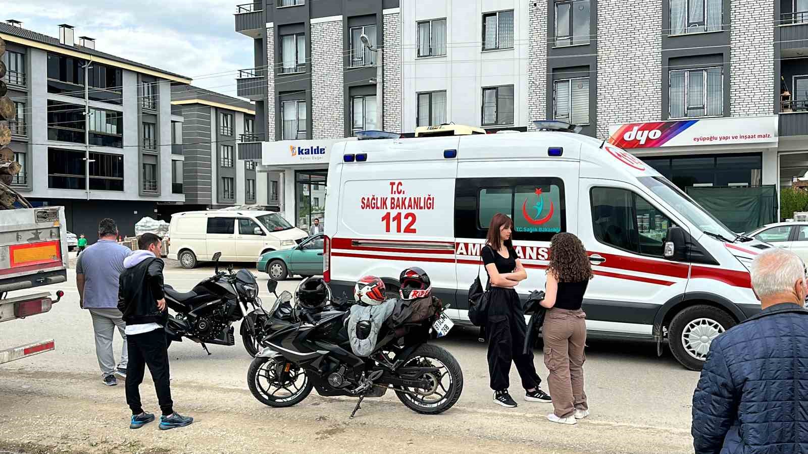 DÜZCE'DE İKİ YARIŞ MOTOSİKLETİ CADDE ÜZERİNDE KAFA KAFAYA ÇARPIŞMASININ ARDINDAN