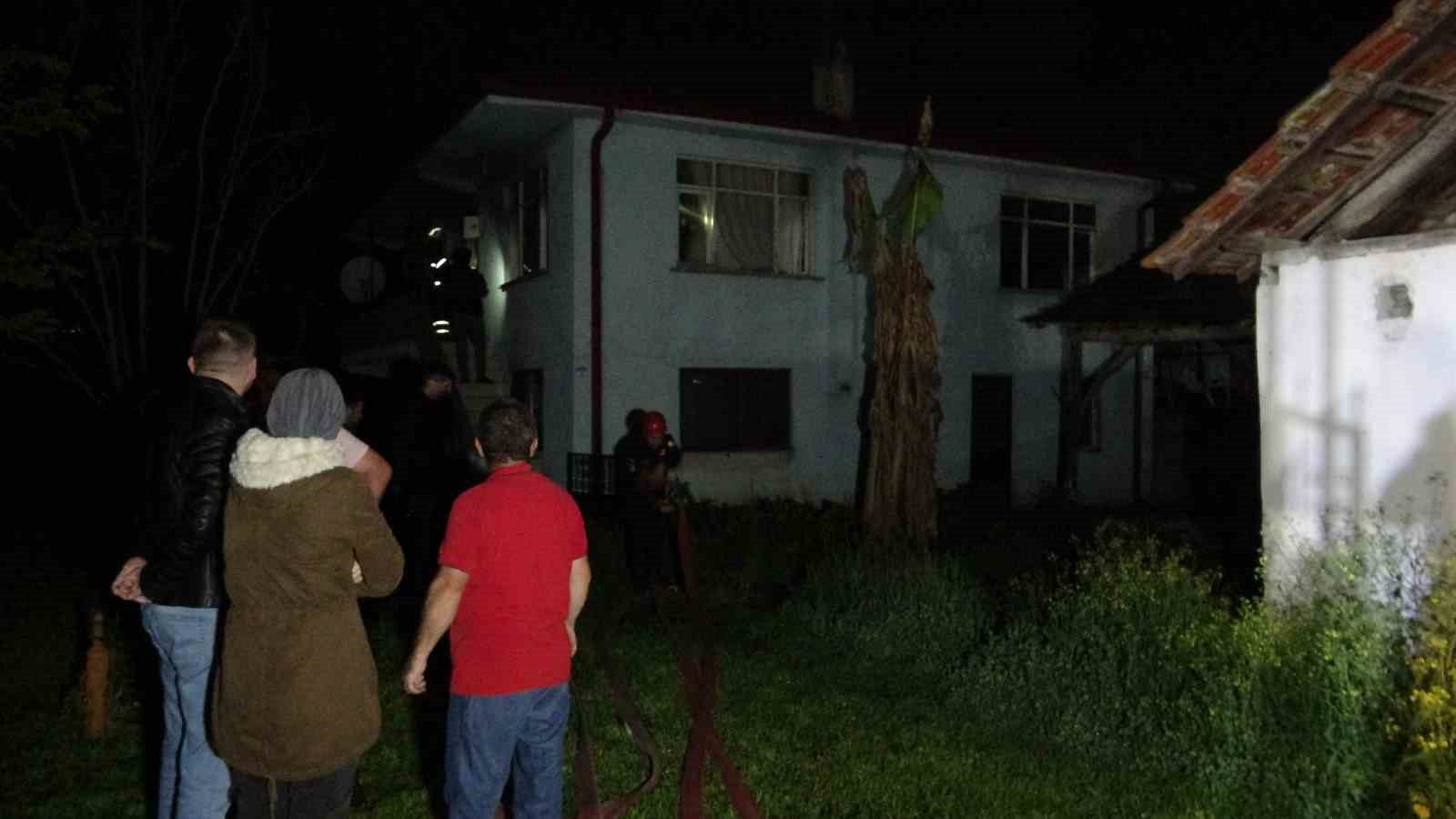 DÜZCE’NİN TURAPLAR KÖYÜ’NDE İKİ KATLI EVİN ÜST KATINDA ÇIKAN YANGINDA