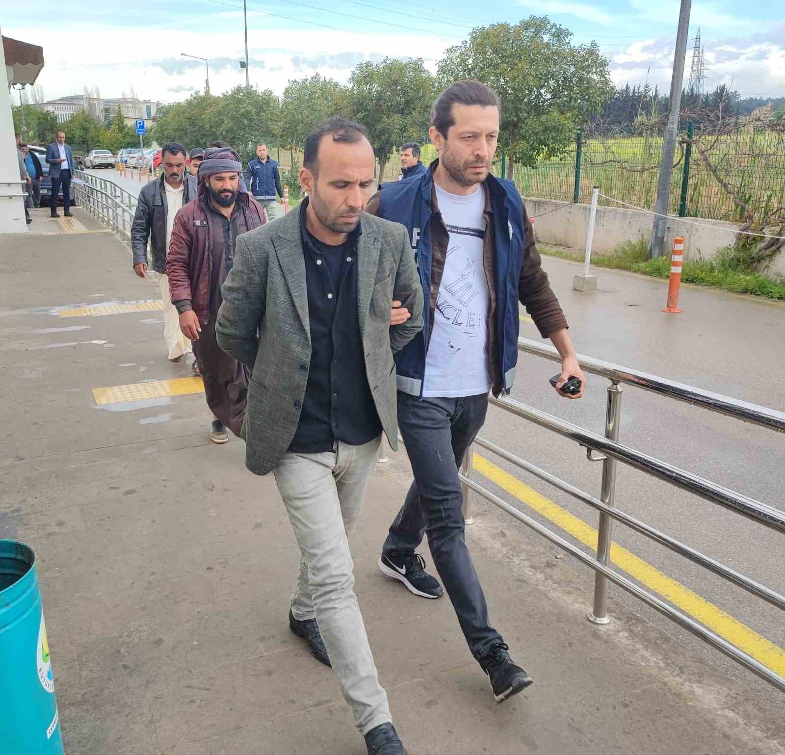 ADANA’DA 10 DÜZENSİZ GÖÇMENİ KAÇAK YOLLARDAN YURDA SOKTUĞU BELİRLENEN BİR