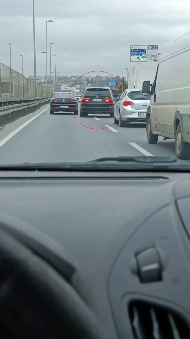 E-5’TE MAKAS ATARAK İLERLEYEN SÜRÜCÜ KAMERAYA YANSIDI