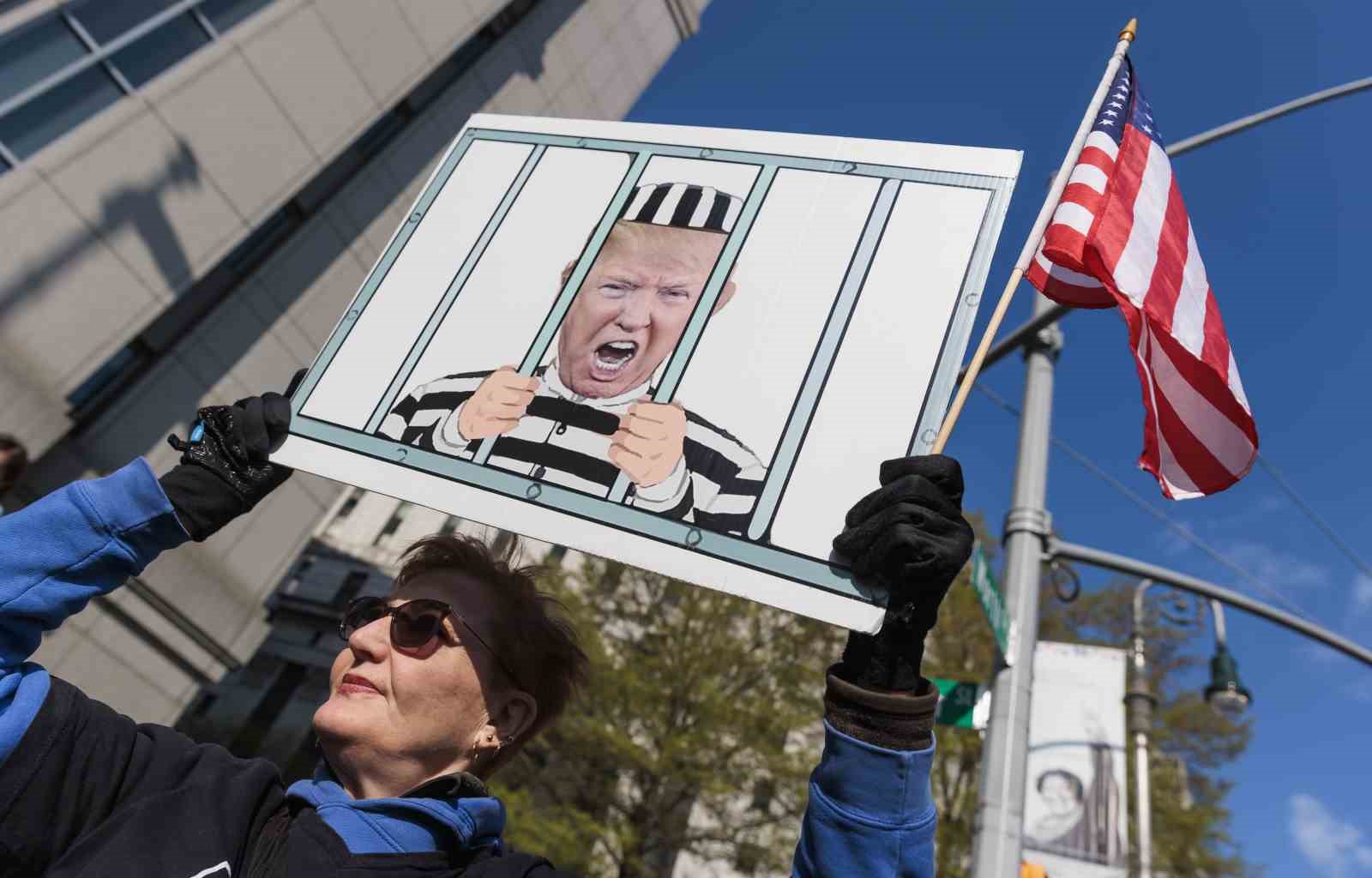 YAKLAŞIK 30 YIL ÖNCE KENDİSİNE TECAVÜZ ETTİĞİ İDDİASIYLA DONALD TRUMP'A