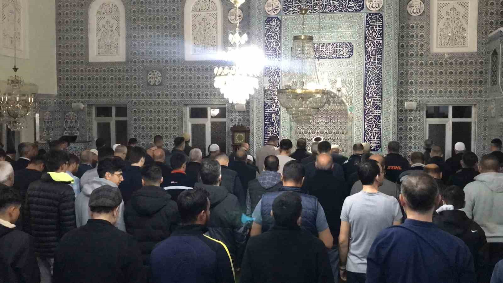 EDİRNE'DE VATANDAŞLAR, KADİR GECESİ'NDE CAMİLERE AKIN ETTİ.