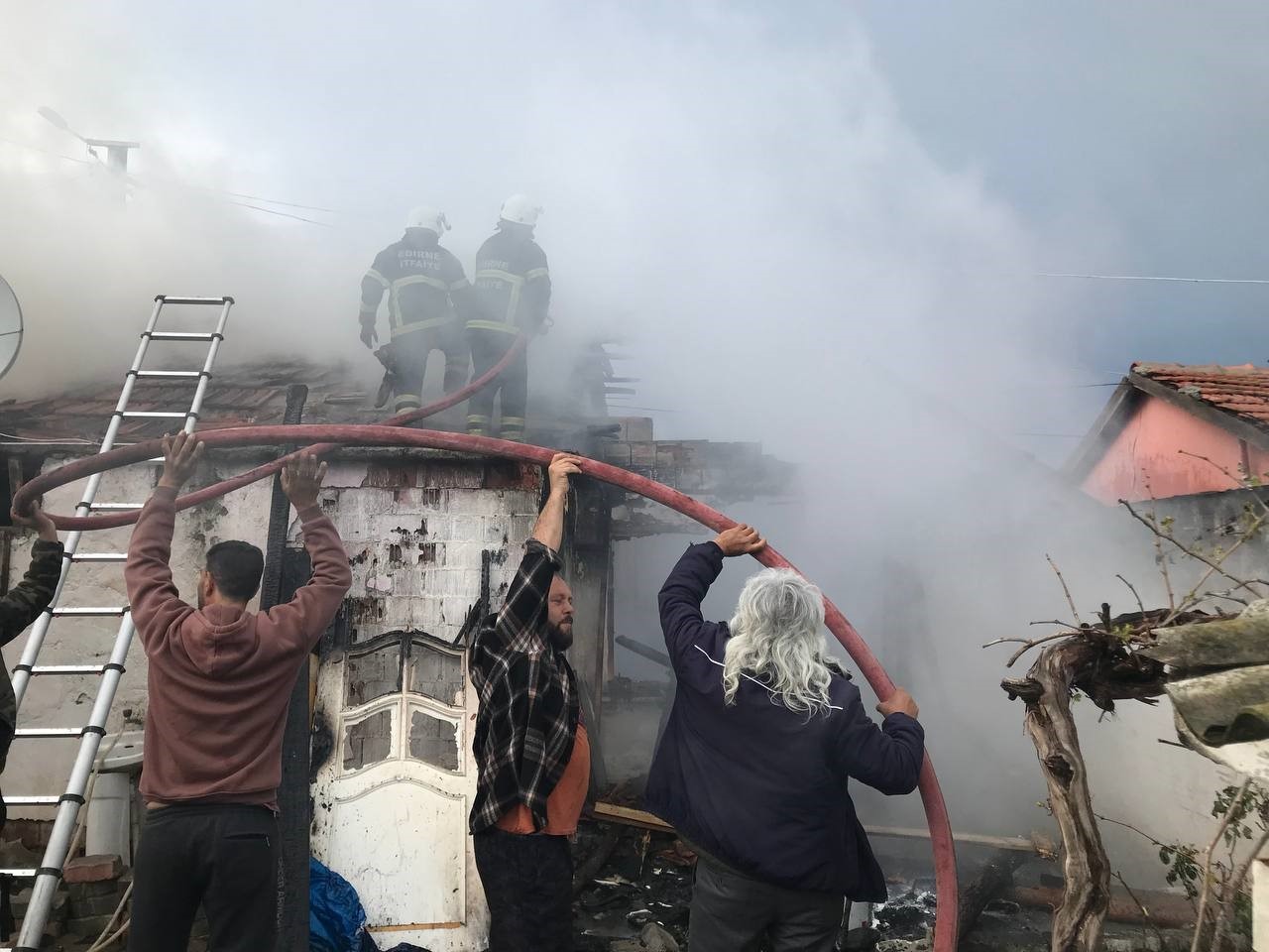 EDİRNE'DE YANIK BIRAKILAN SOBA YANGINA NEDEN OLDU