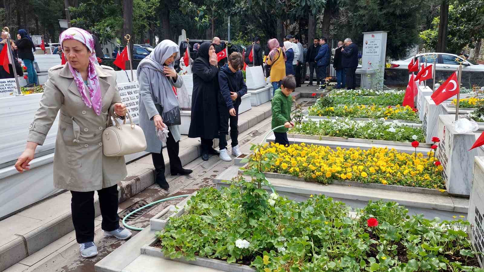 RAMAZAN BAYRAMI'NIN İLK GÜNÜNDE EDİRNEKAPI ŞEHİTLİĞİ'NE GELEN ŞEHİT YAKINLARI, ŞEHİT