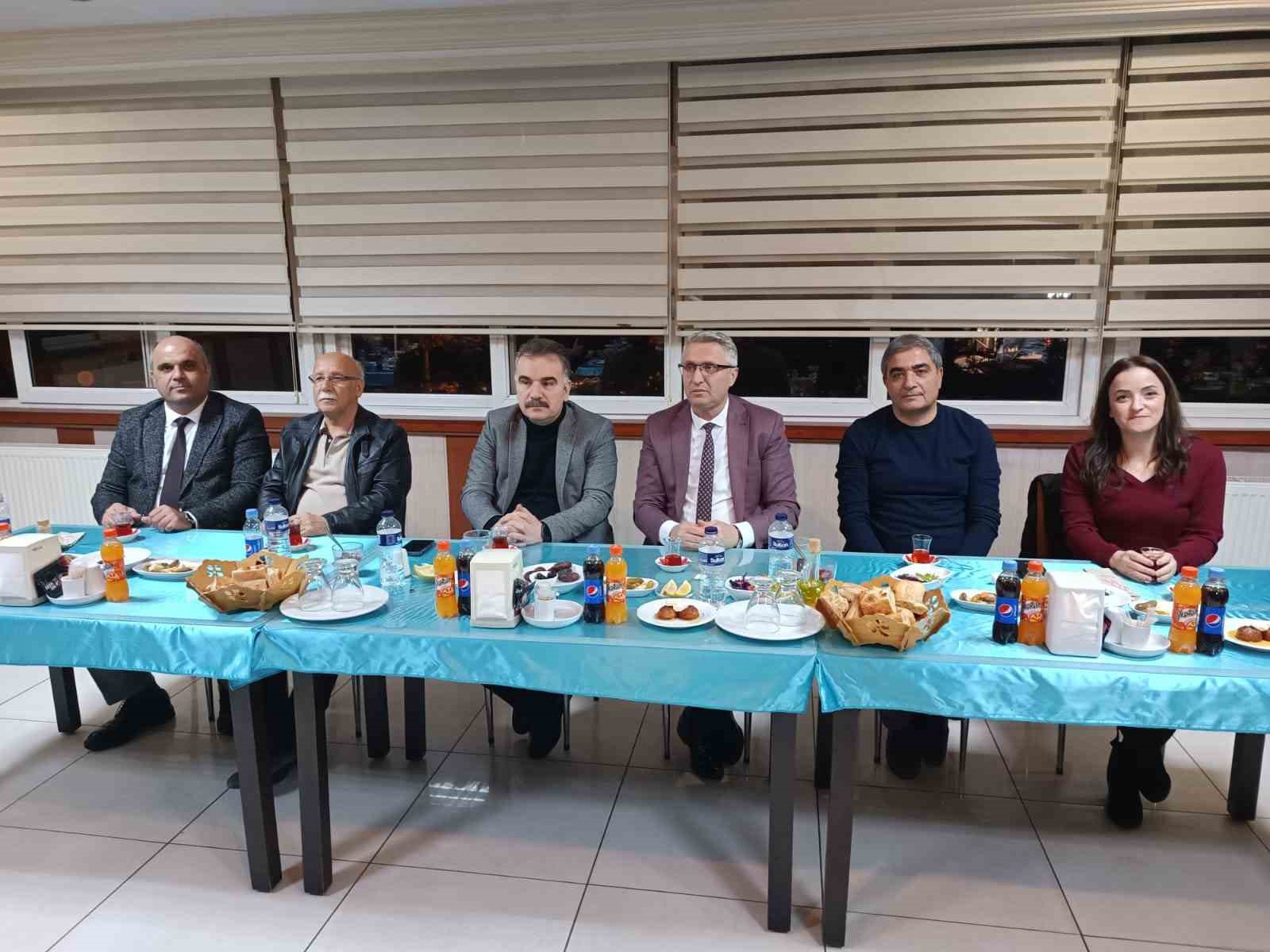 EDREMİT KAYMAKAMI AHMET ODABAŞ, İLÇEDE GÖREV YAPAN OKUL MÜDÜRLERİ İLE