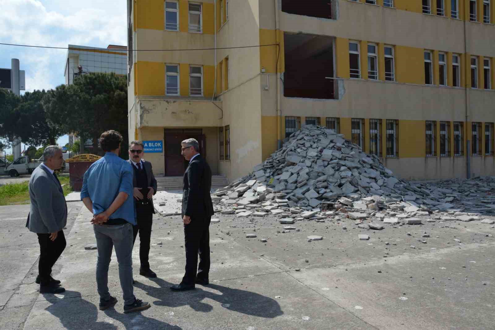 BALIKESİR’İN EDREMİT İLÇESİNDE OKULLAR DEPREME DAYANIKLI HALE GETİRİLİYOR.