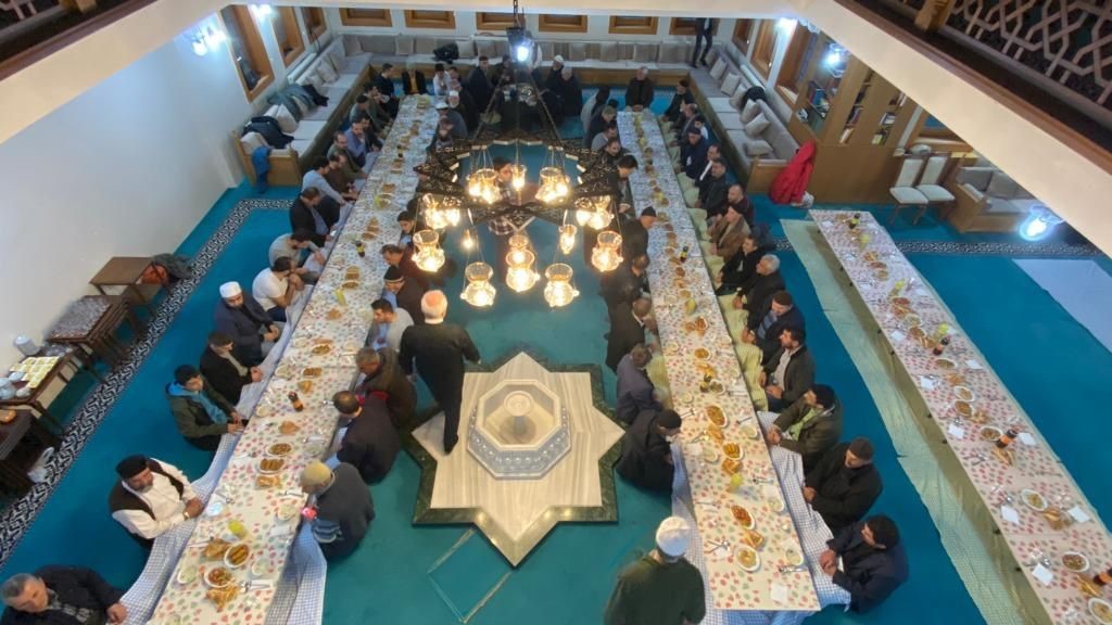 ALVARLI EFE HAZRETLERİ VAKFI TARAFINDAN GELENEKSEL HALE GETİRİLEN RAMAZAN İFTARLARININ