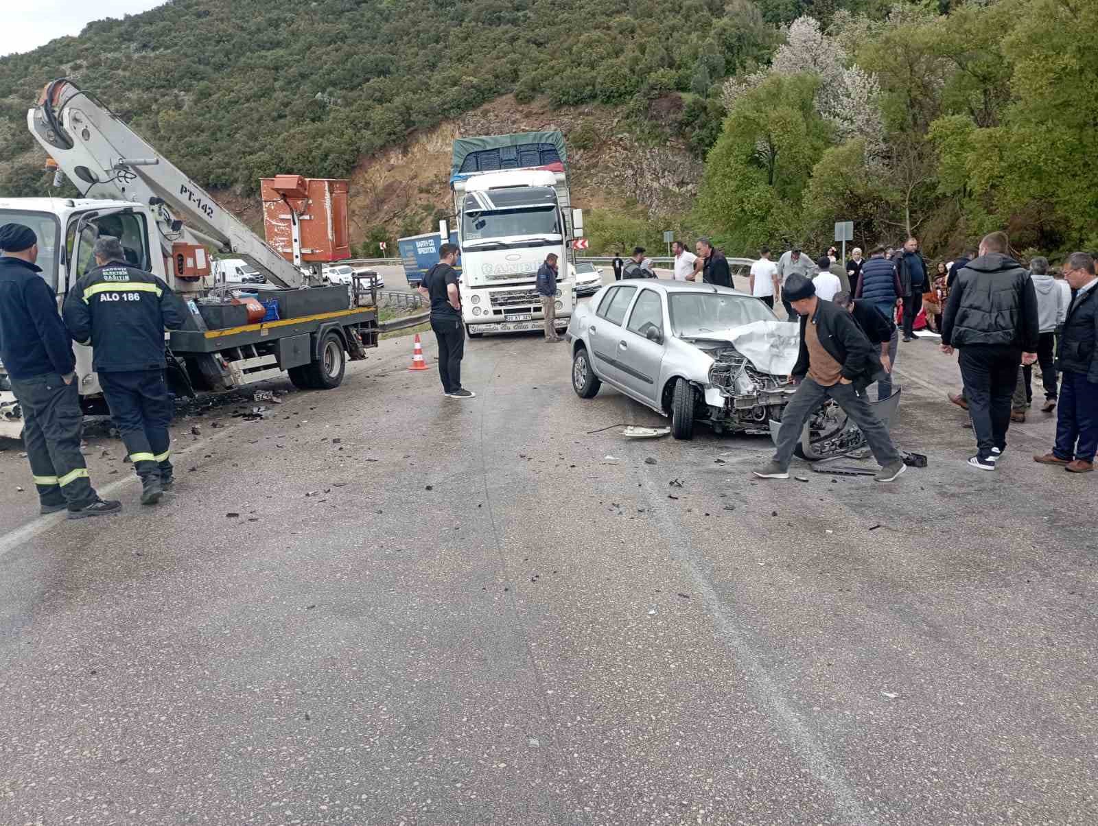 ISPARTA’NIN, EĞİRDİR İLÇESİNDE KAMYONET İLE OTOMOBİLİN ÇARPIŞTIĞI KAZADA 5 KİŞİ