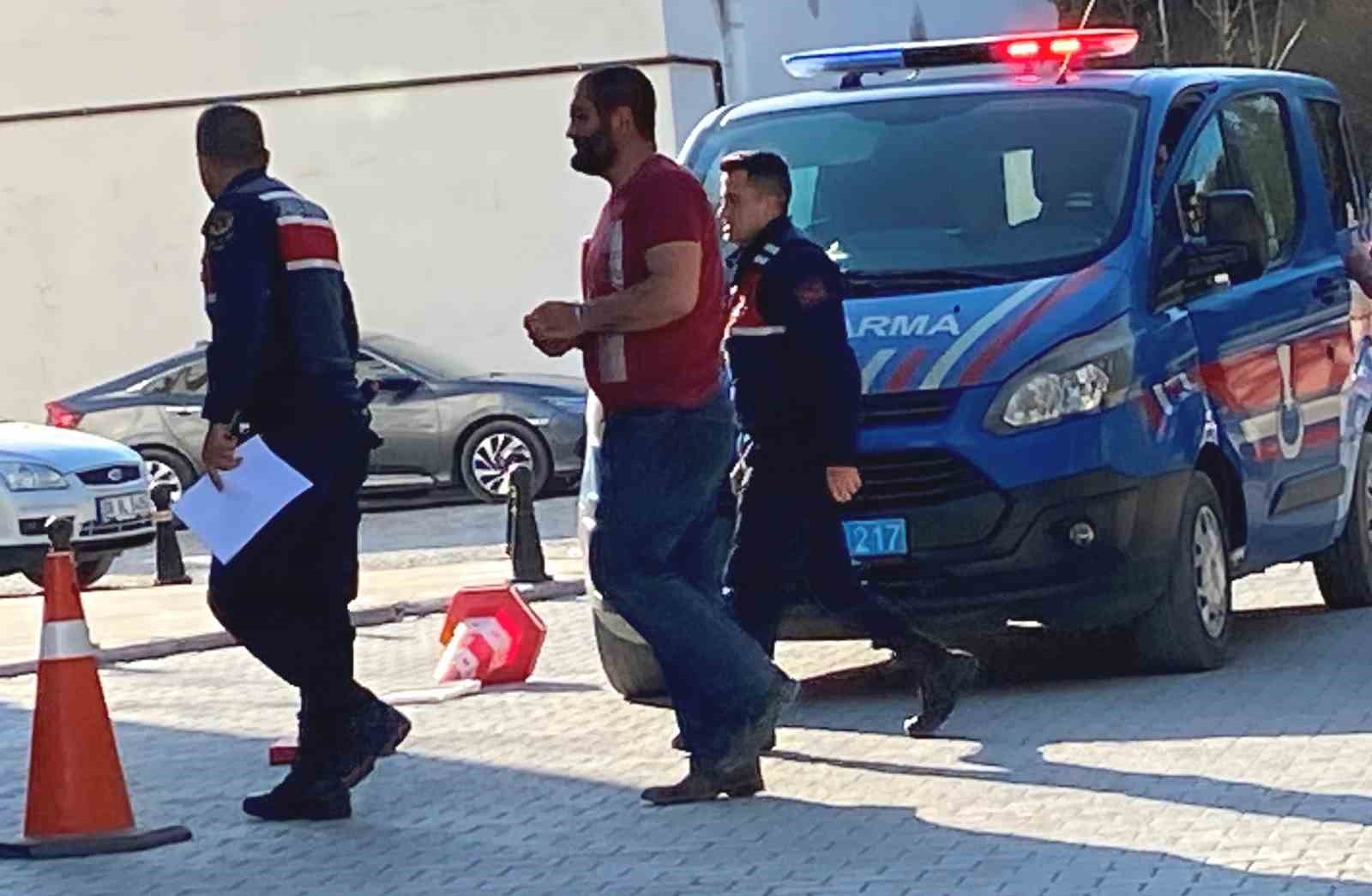 KONYA’NIN KULU İLÇESİNDE EHLİYETSİZ OLARAK KULLANDIĞI OTOMOBİL İLE RÖGAR KAPAĞI