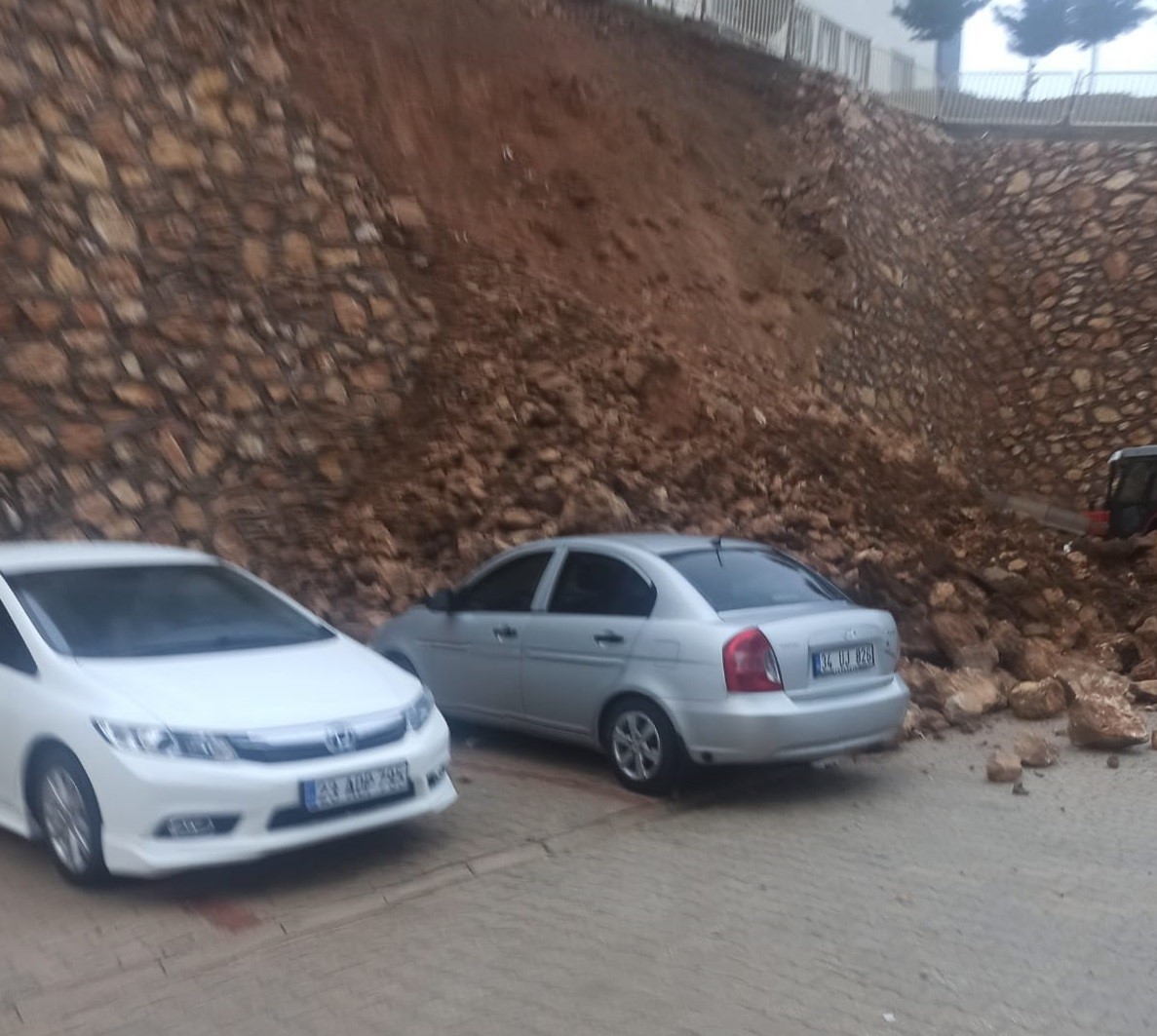 ELAZIĞ’DA DÜN ETKİLİ YAĞIŞ SONRASI İSTİNAT DUVARI,PARK HALİNDEKİ BİR OTOMOBİLİN
